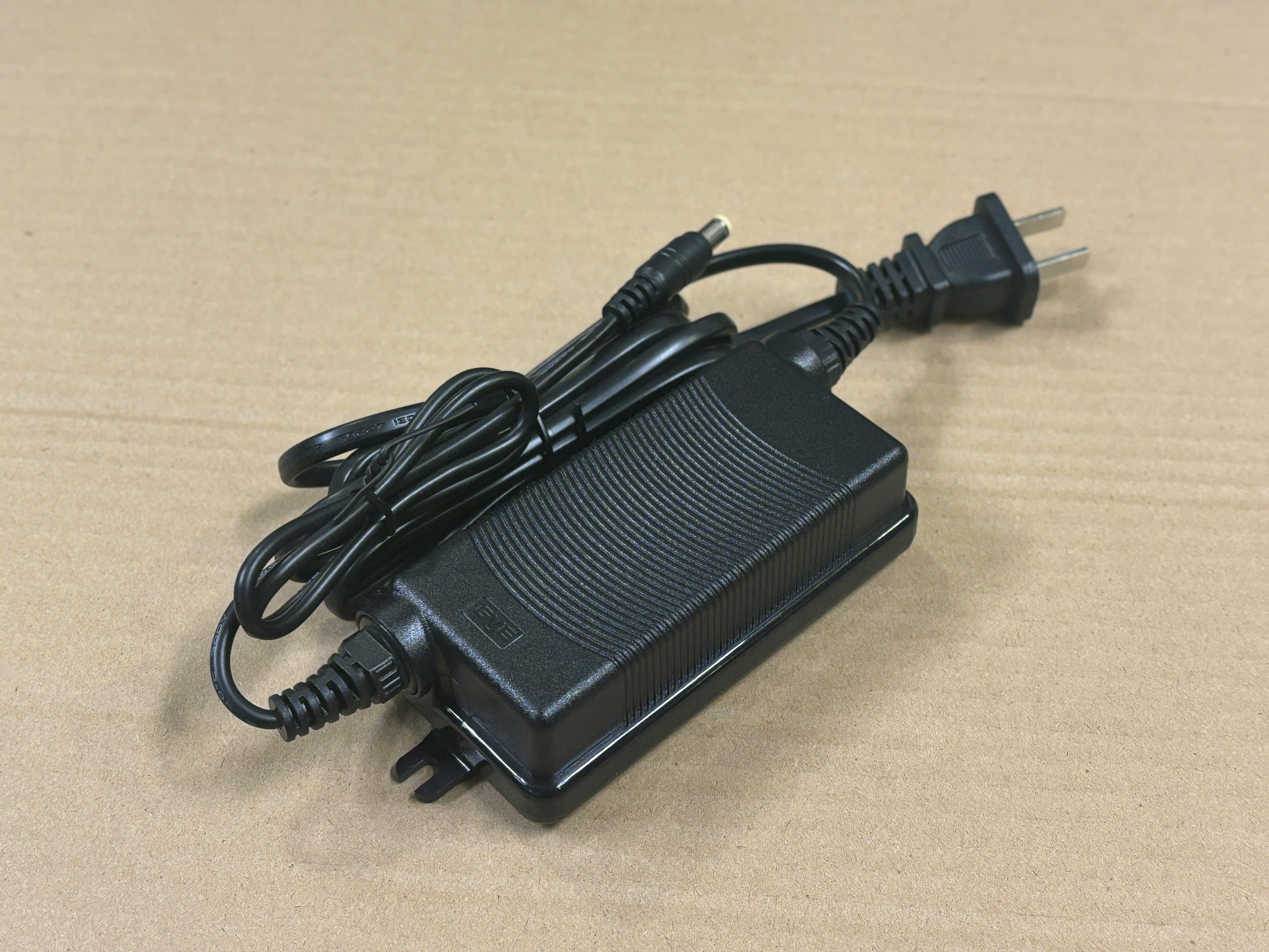Nguồn DC 24V-2A GVE GM48-240200-D chân cắm DC 5.5x2.5mm cáp dài tổng 2.1m Nguồn DC 24V-2A GVE GM48-240200-D chân cắm DC 5.5x2.5mm cáp dài tổng 2.1m